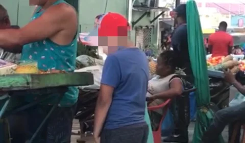 Fiscais apreendem carrinho irregular de venda de Tucumã onde criança aparece fazendo xixi