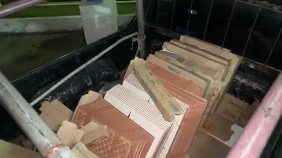 Dupla de homens é presa após roubar carga de materiais de construção em loja na zona Leste