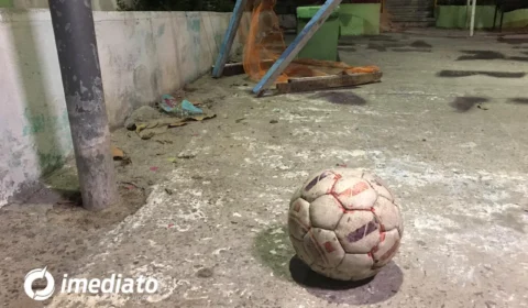 Durante tiroteio criança é alvejada a tiros no momento em que jogava futebol no Morro da Liberdade