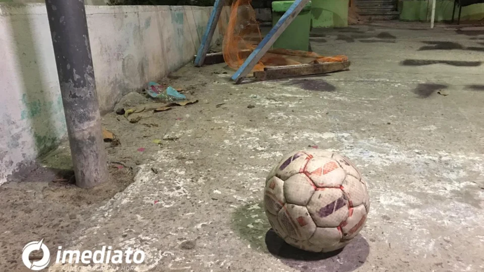 Durante tiroteio criança é alvejada a tiros no momento em que jogava futebol no Morro da Liberdade