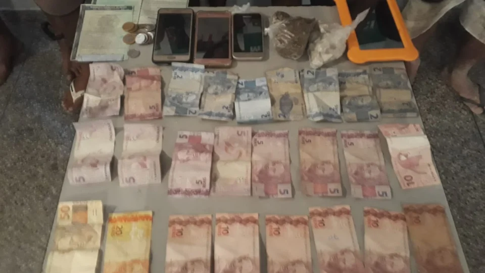 Quarteto detido com drogas e dinheiro no bairro São José