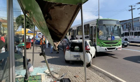 Colisão entre ônibus e carro deixa parada destruída na avenida Constantino Nery