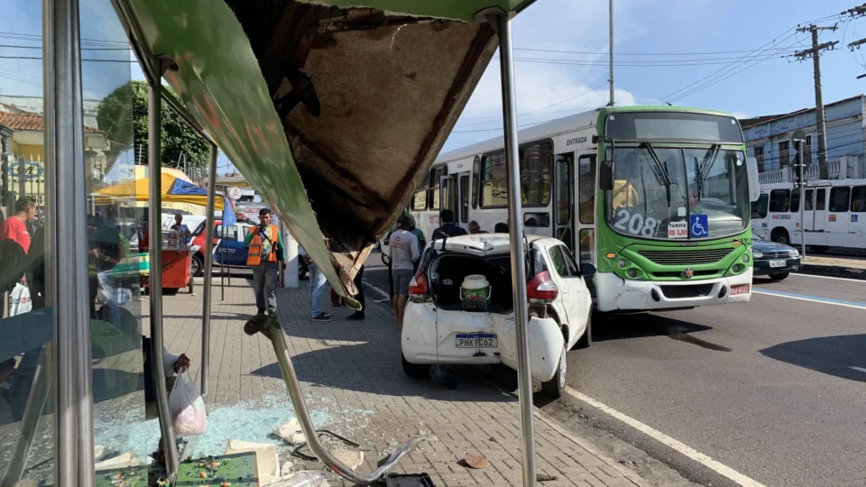Colisão entre ônibus e carro deixa parada destruída na avenida Constantino Nery