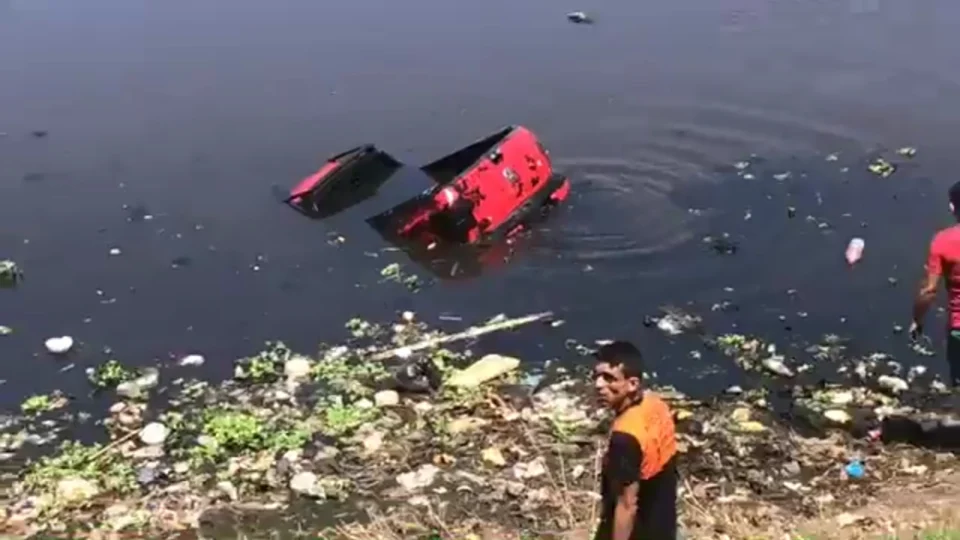 Carro reaparece em igarapé, com descida das águas