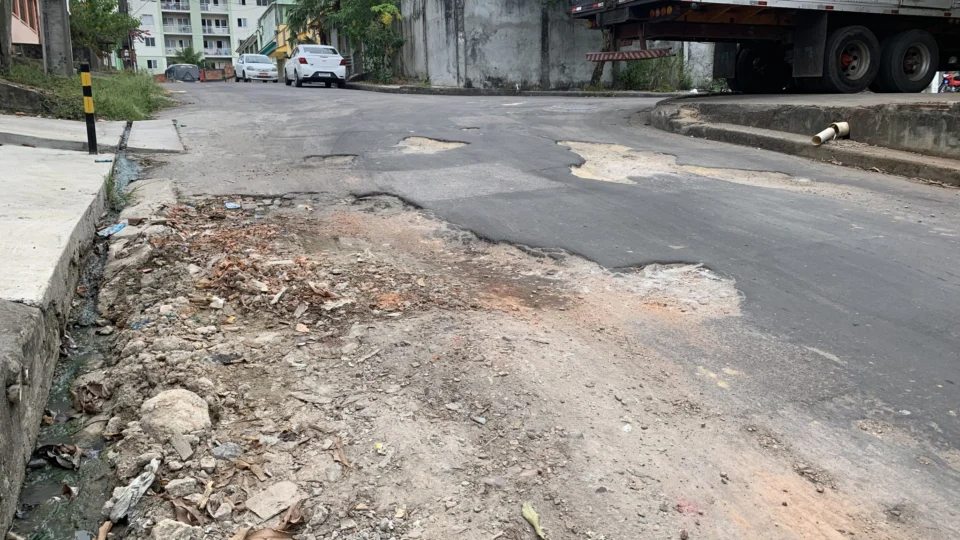 Moradores do bairro Ouro Verde denunciam falta de manutenção no asfalto e nos esgotos