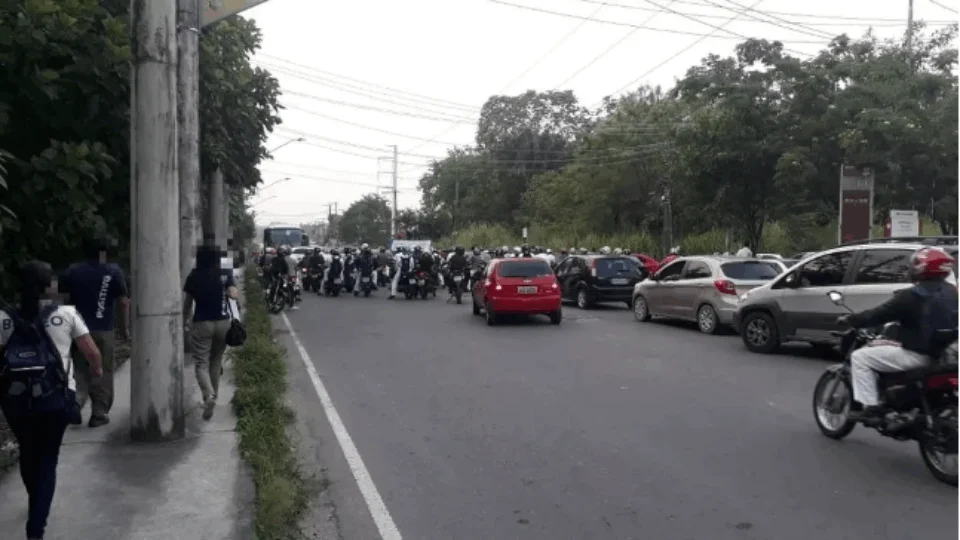 Manifestação de metalúrgicos faz o trânsito no Distrito Industrial ficar lento