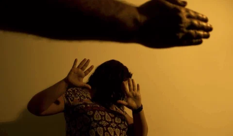 Violência atinge mais mulheres que trabalham fora, mostra estudo