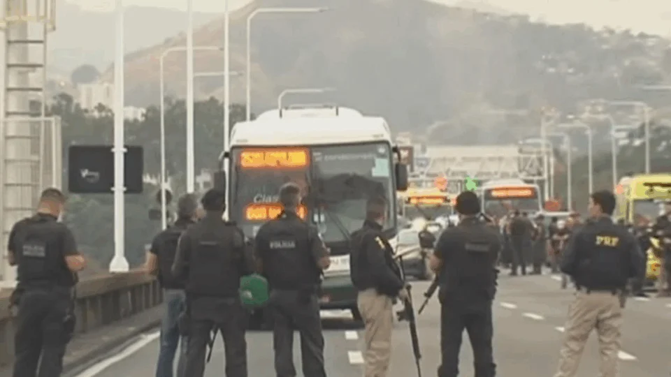 Sequestrador de ônibus no Rio é morto por atiradores de elite
