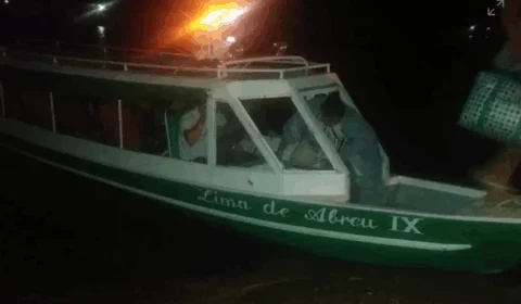 Piratas: Vítimas de assalto no rio são resgatadas pela polícia, no interior do AM