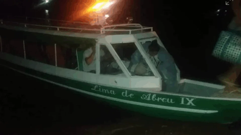 Piratas: Vítimas de assalto no rio são resgatadas pela polícia, no interior do AM
