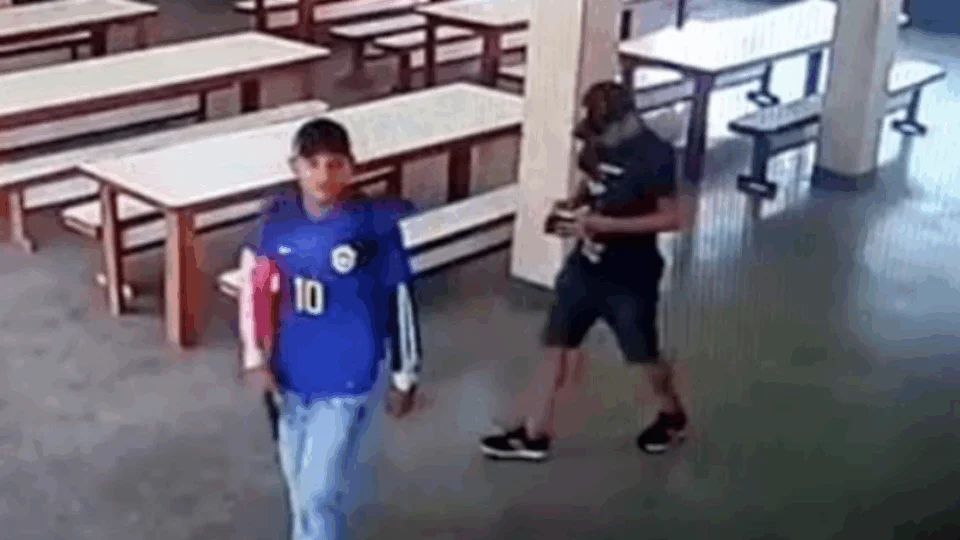 Dupla invade escola e assalta estudantes no Alfredo Nascimento