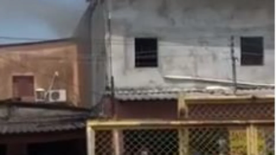 Vídeo: Incêndio em casa assusta moradores na avenida Brasil