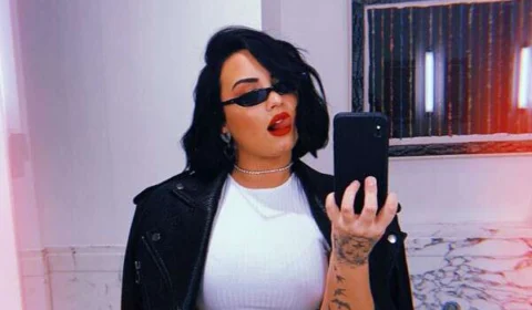 Demi Lovato comemora aniversário em show de Ariana Grande