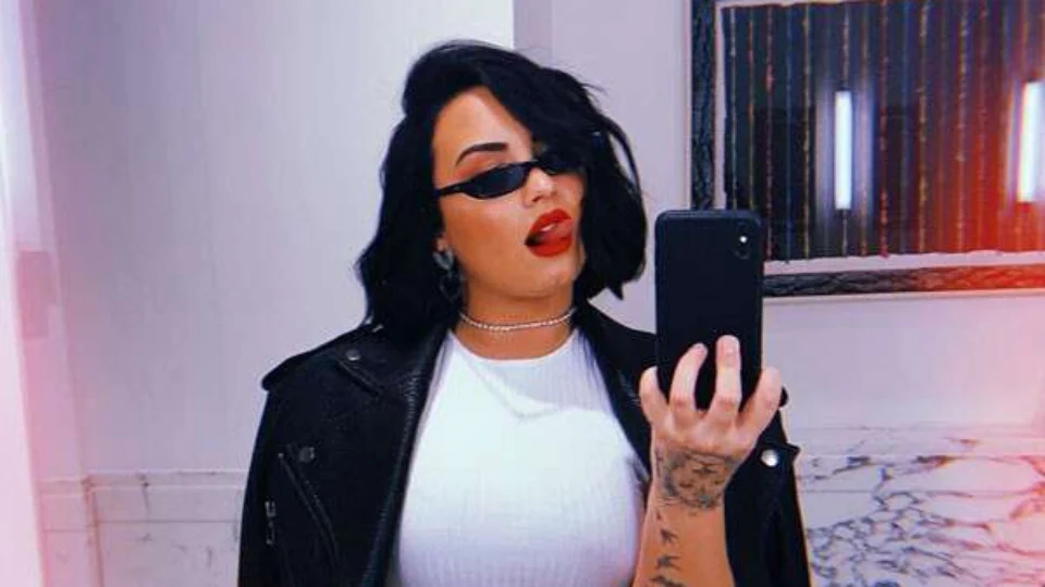 Demi Lovato comemora aniversário em show de Ariana Grande