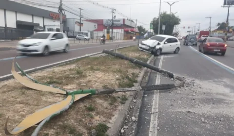 Carro atinge e derruba poste em acidente no bairro Flores