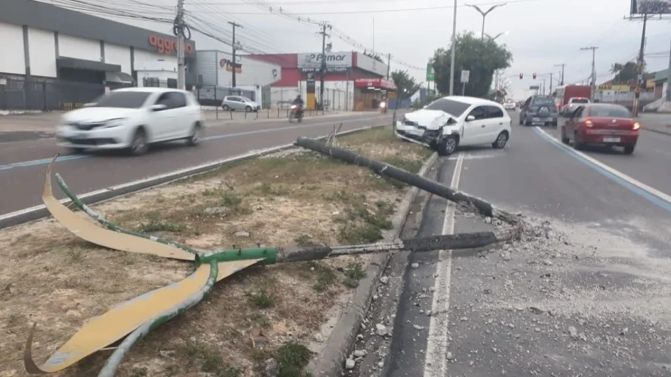 Carro atinge e derruba poste em acidente no bairro Flores