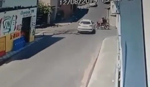 Vídeo mostra grave acidente entre táxi e moto no Ouro Verde
