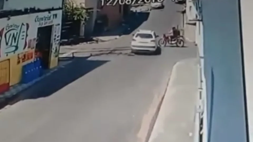 Vídeo mostra grave acidente entre táxi e moto no Ouro Verde