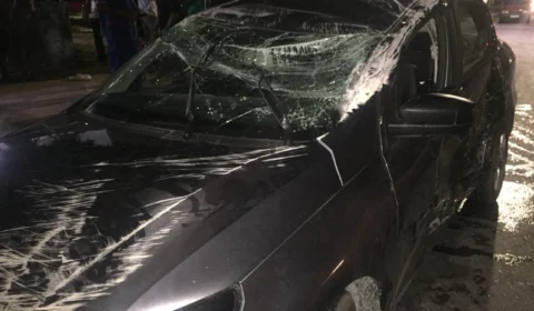 Colisão entre veículos deixa carro capotado no bairro Cidade Nova