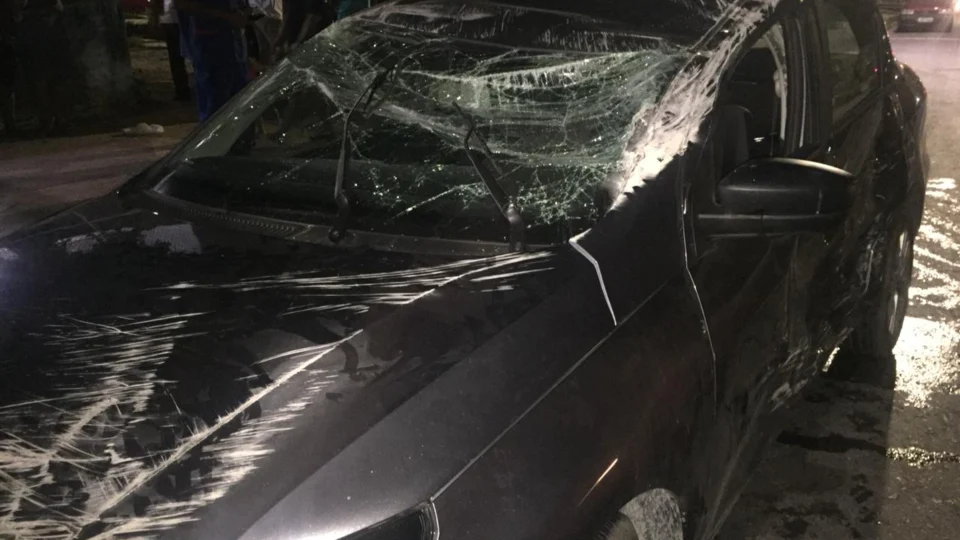 Colisão entre veículos deixa carro capotado no bairro Cidade Nova