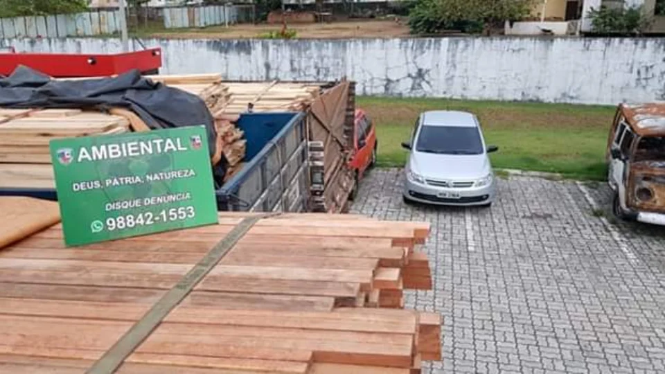 Batalhão Ambiental apreende três caminhões com madeira ilegal