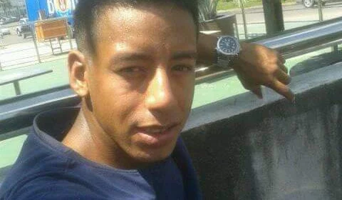 Após matar mulher com pernamanca, acusado de feminicídio vai à delegacia, com advogado