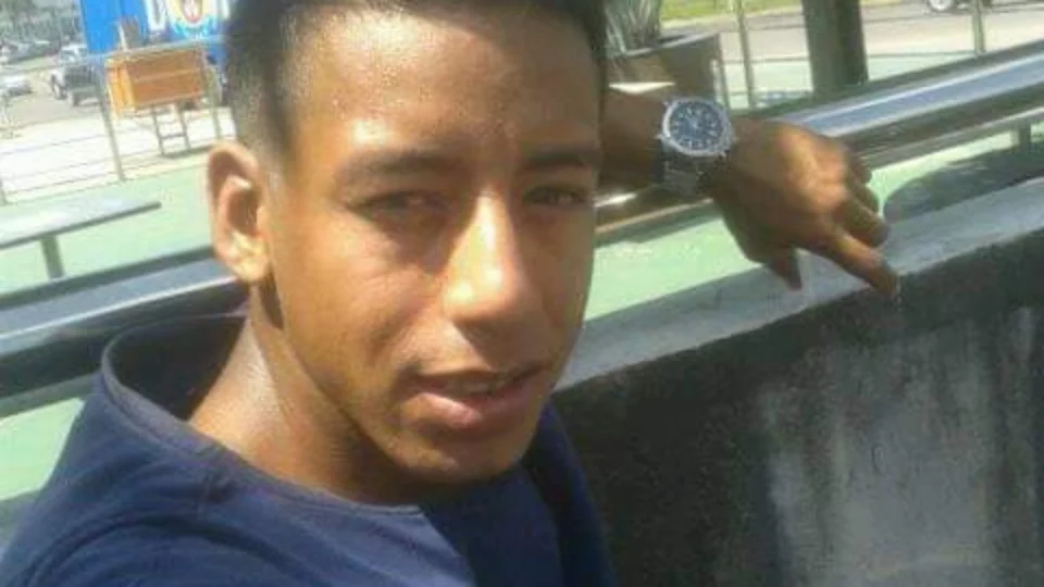 Após matar mulher com pernamanca, acusado de feminicídio vai à delegacia, com advogado