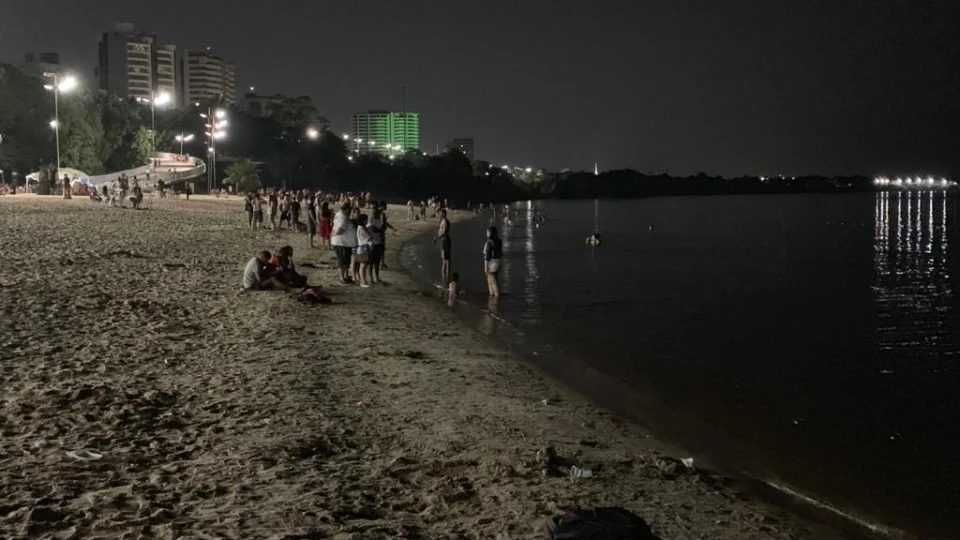 Jovem de 18 anos desaparece nas  águas da Ponta Negra em Manaus e família faz apelo por buscas