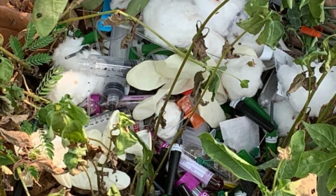 Moradores encontram lixo hospitalar em conjunto residencial de Manaus