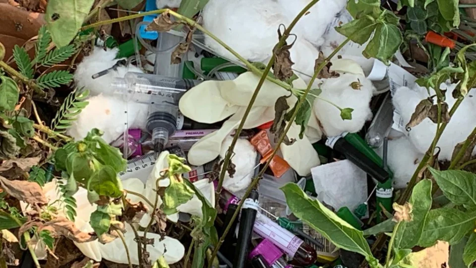 Moradores encontram lixo hospitalar em conjunto residencial de Manaus