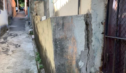 Moradores do Petrópolis denunciam risco de desabamento por causa de esgotos sem manutenção