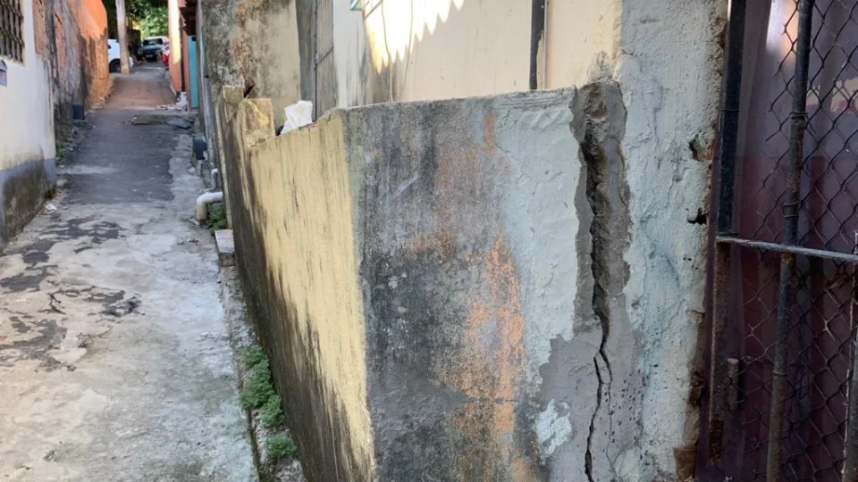 Moradores do Petrópolis denunciam risco de desabamento por causa de esgotos sem manutenção