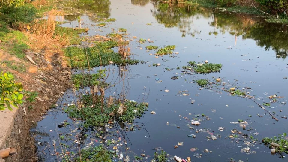Igarapé do Franco concentra toneladas de lixos e moradores pedem ajuda, no bairro Compensa