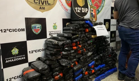Com a ajuda de cão farejador, polícia apreende 200 kg de drogas em balsa em Manaus