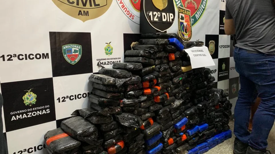 Com a ajuda de cão farejador, polícia apreende 200 kg de drogas em balsa em Manaus