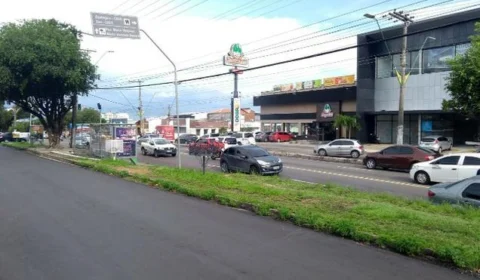 Acidente entre veículo de passeio e uma motocicleta na Av. Pedro Teixeira