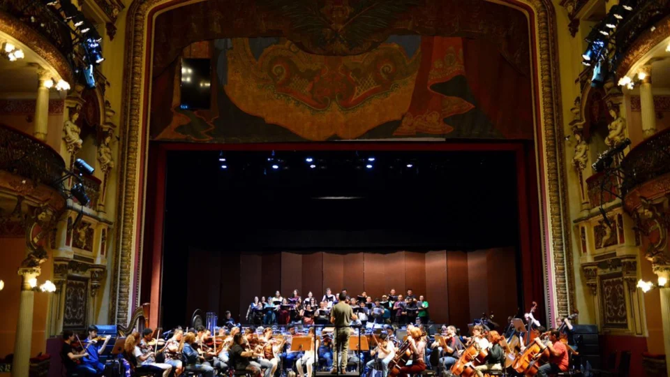 Concertos, espetáculos e peça com Eduardo Sterblitch são destaques no Teatro Amazonas, em agosto