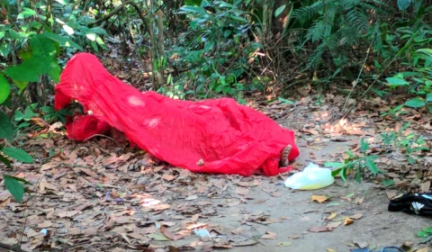 Mulher encontrada morta com golpe de faca no pescoço e sem roupa no Colônia Santo Antônio