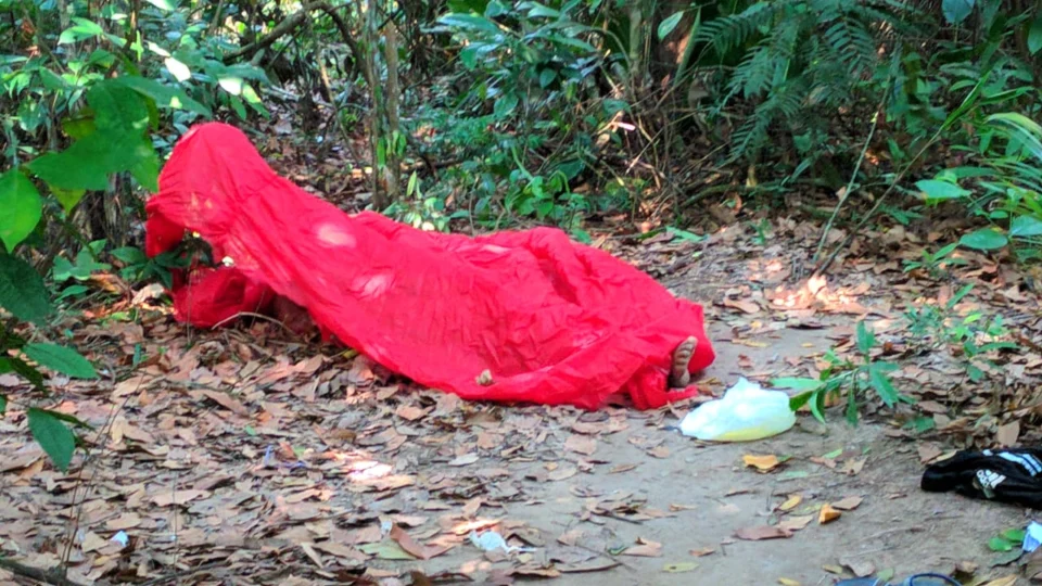 Mulher encontrada morta com golpe de faca no pescoço e sem roupa no Colônia Santo Antônio