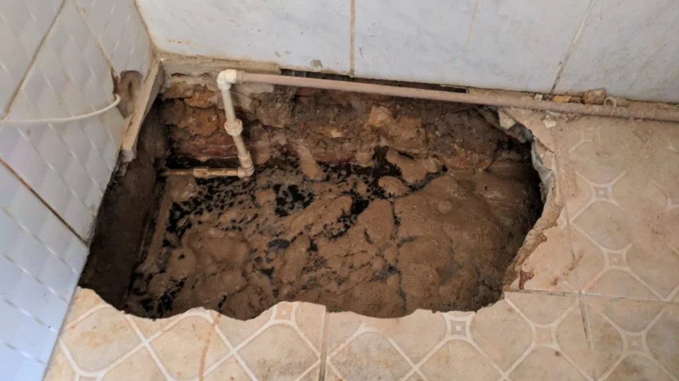 Morador contou que Águas de Manaus realizou serviço porém o vazamento continua