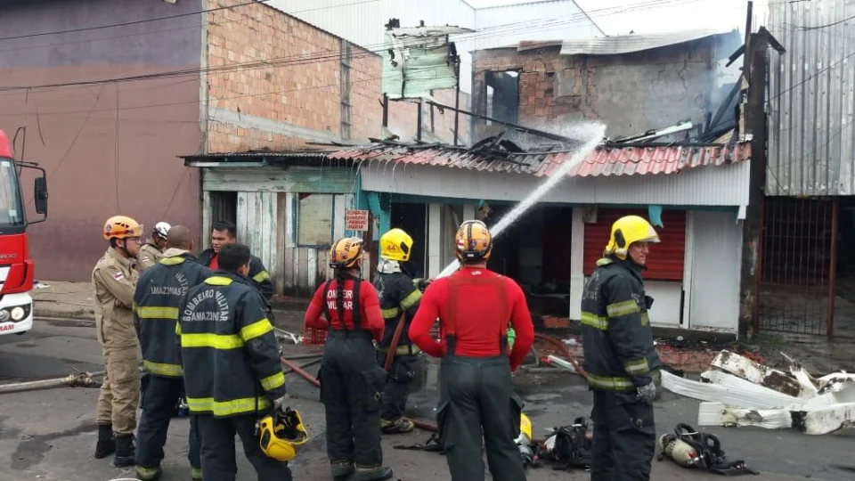 Incêndio destrói apartamentos no Centro de Manaus onde moravam doze famílias
