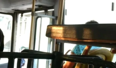 Passageira flagra ônibus circulando sem porta após peça soltar e quase cair em idosa