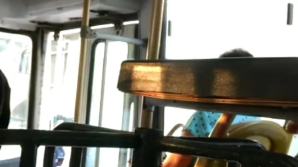 Passageira flagra ônibus circulando sem porta após peça soltar e quase cair em idosa