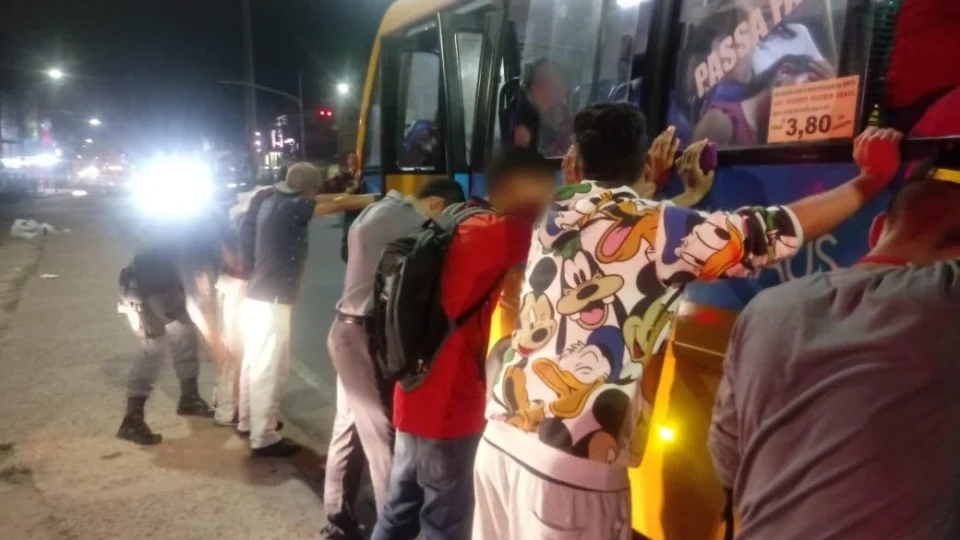 Doze pessoas são presas por diversos crimes em ação policial em Manaus