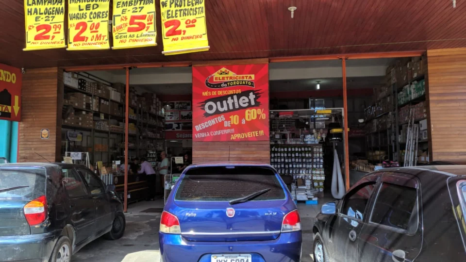 Bandido invade loja de produtos elétricos e funcionários são ameaçados