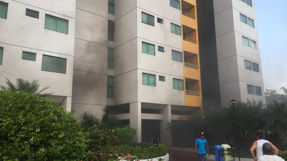 Princípio de incêndio em prédio causa pânico na Ponta Negra