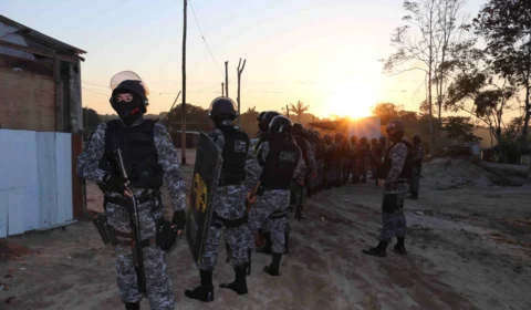 Reintegração de posse: Polícia retira moradores de área invadida no Tarumã