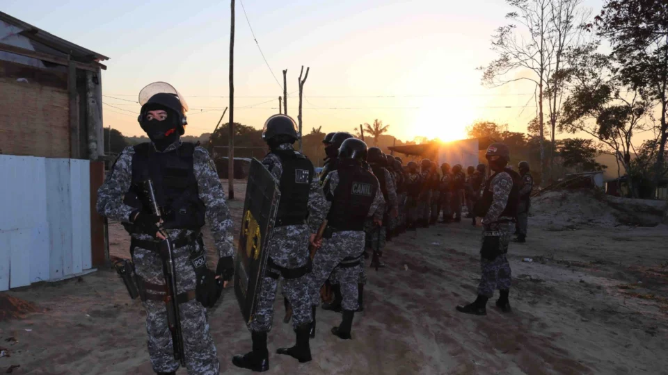 Reintegração de posse: Polícia retira moradores de área invadida no Tarumã