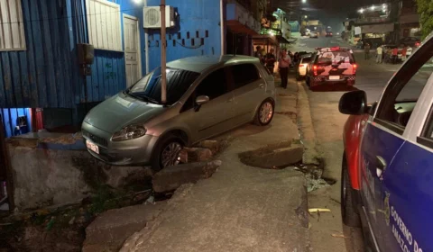 Durante troca de tiros, carro conduzido por assaltantes em fuga invade casa