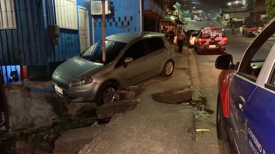 Durante troca de tiros, carro conduzido por assaltantes em fuga invade casa
